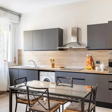 Tra Museo Ferrari, Stazione E Centro Módena