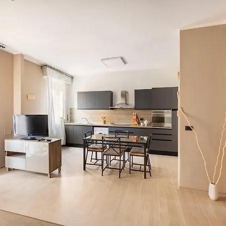 Tra Museo Ferrari, Stazione E Centro *