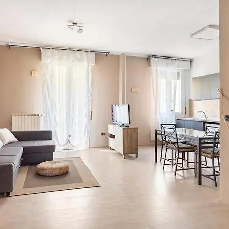 Tra Museo Ferrari, Stazione E Centro