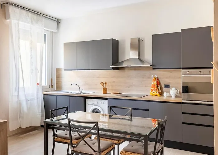 Tra Museo Ferrari, Stazione E Centro Modena