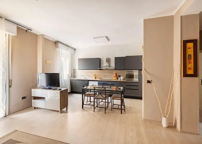 Tra Museo Ferrari, Stazione E Centro *