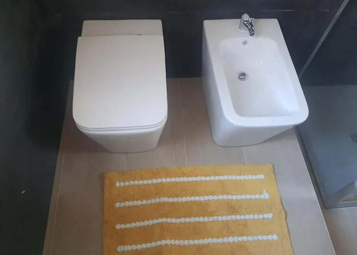 Tra Museo Ferrari, Stazione E Centro